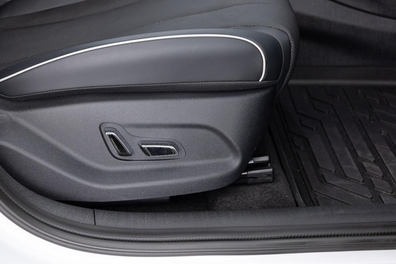 BYD Dolphin Design 60.4 kWh | 3 Fase | Half LEDER | 360 Camera