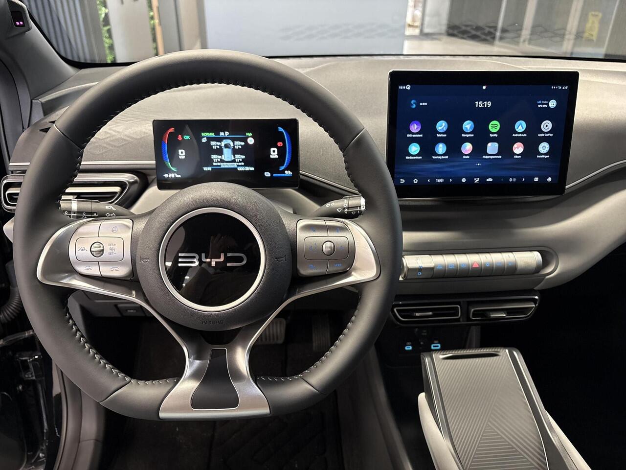 BYD Dolphin SURF Boost 43 kWh | Direct Leverbaar | 320 KM Actieradius WLTP | Elektrische Stoelen | Achteruitrijcamera |