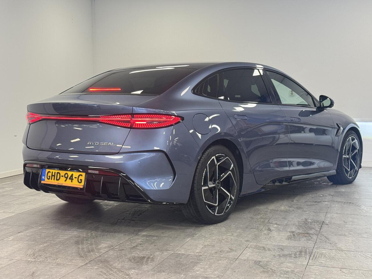 BYD Seal Design RWD 82.5 kWh Panoramadak | 1e eigenaar | Camera | Tahitian Blue interieur