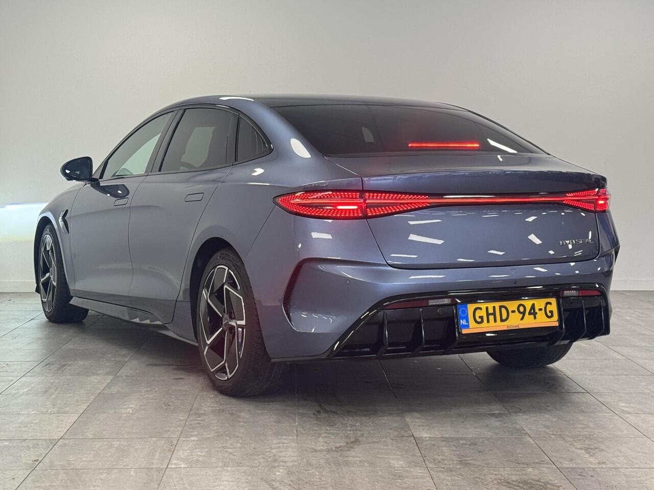 BYD Seal Design RWD 82.5 kWh Panoramadak | 1e eigenaar | Camera | Tahitian Blue interieur