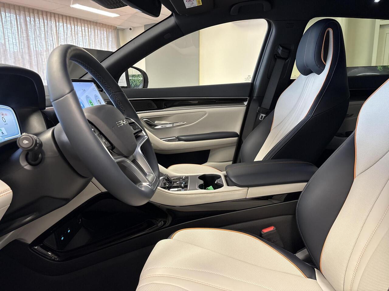 BYD Seal U Comfort 71.8 kWh | 420 KM WLTP | 1300 KG Trekgewicht | 360° Camera | Stoelverwarming | Panoramisch Schuif Dak | Elektrische Stoelen |