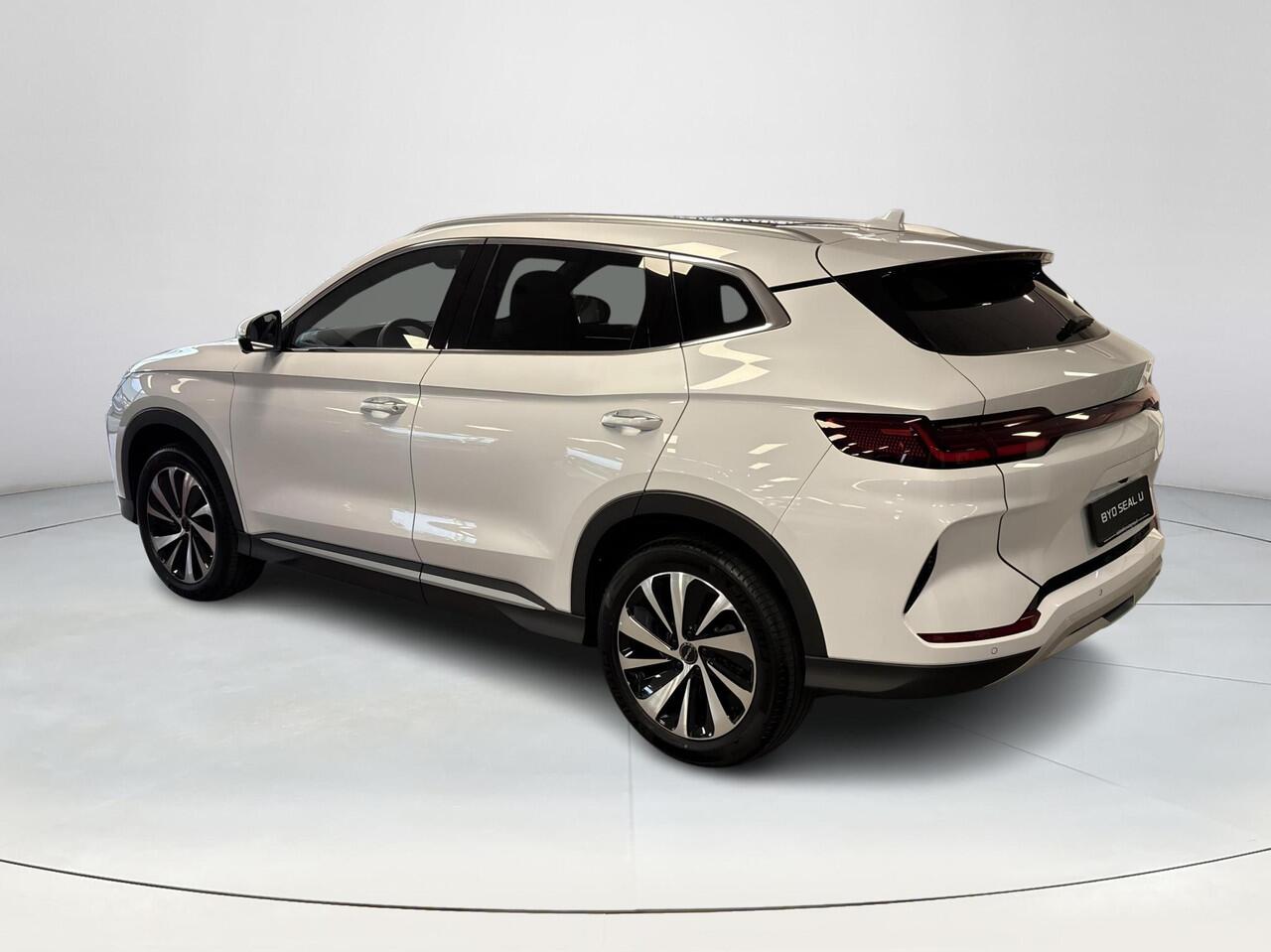 BYD Seal U Comfort 71.8 kWh | 420 KM WLTP | 1300 KG Trekgewicht | 360° Camera | Stoelverwarming | Panoramisch Schuif Dak | Elektrische Stoelen |