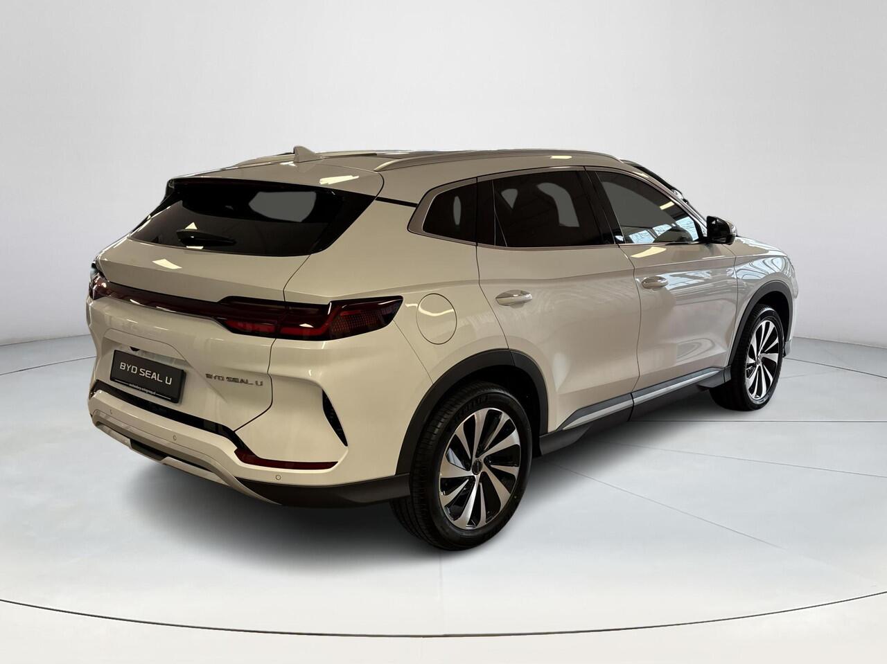 BYD Seal U Comfort 71.8 kWh | 420 KM WLTP | 1300 KG Trekgewicht | 360° Camera | Stoelverwarming | Panoramisch Schuif Dak | Elektrische Stoelen |