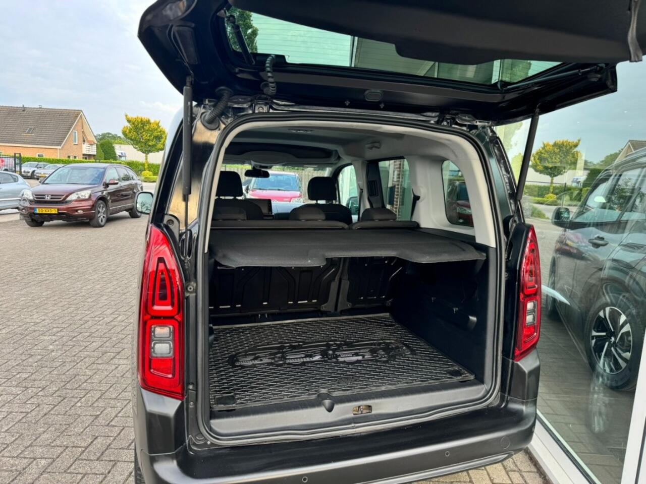 Citroen BERLINGO 1.2 PURETECH SHINE/ALL IN PRIJS/STOELVERWARMING