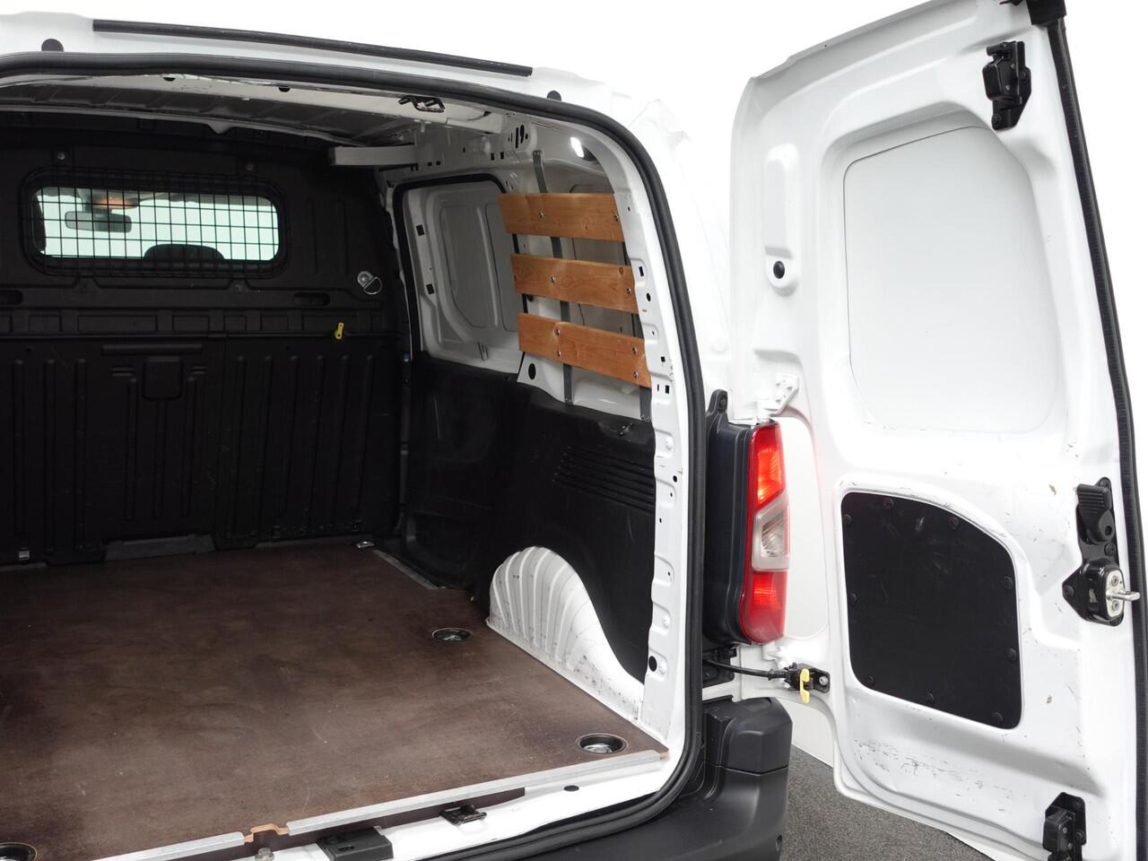 Citroen BERLINGO 130pk Automaat Apple Carplay Cruise control Parkeersensoren 3-zits Airco Euro6