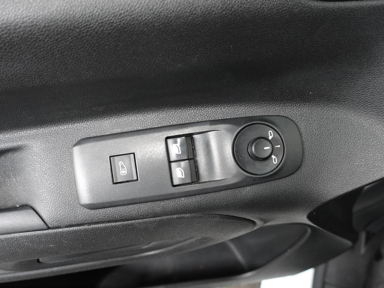 Citroen BERLINGO 130pk Automaat Apple Carplay Cruise control Parkeersensoren 3-zits Airco Euro6