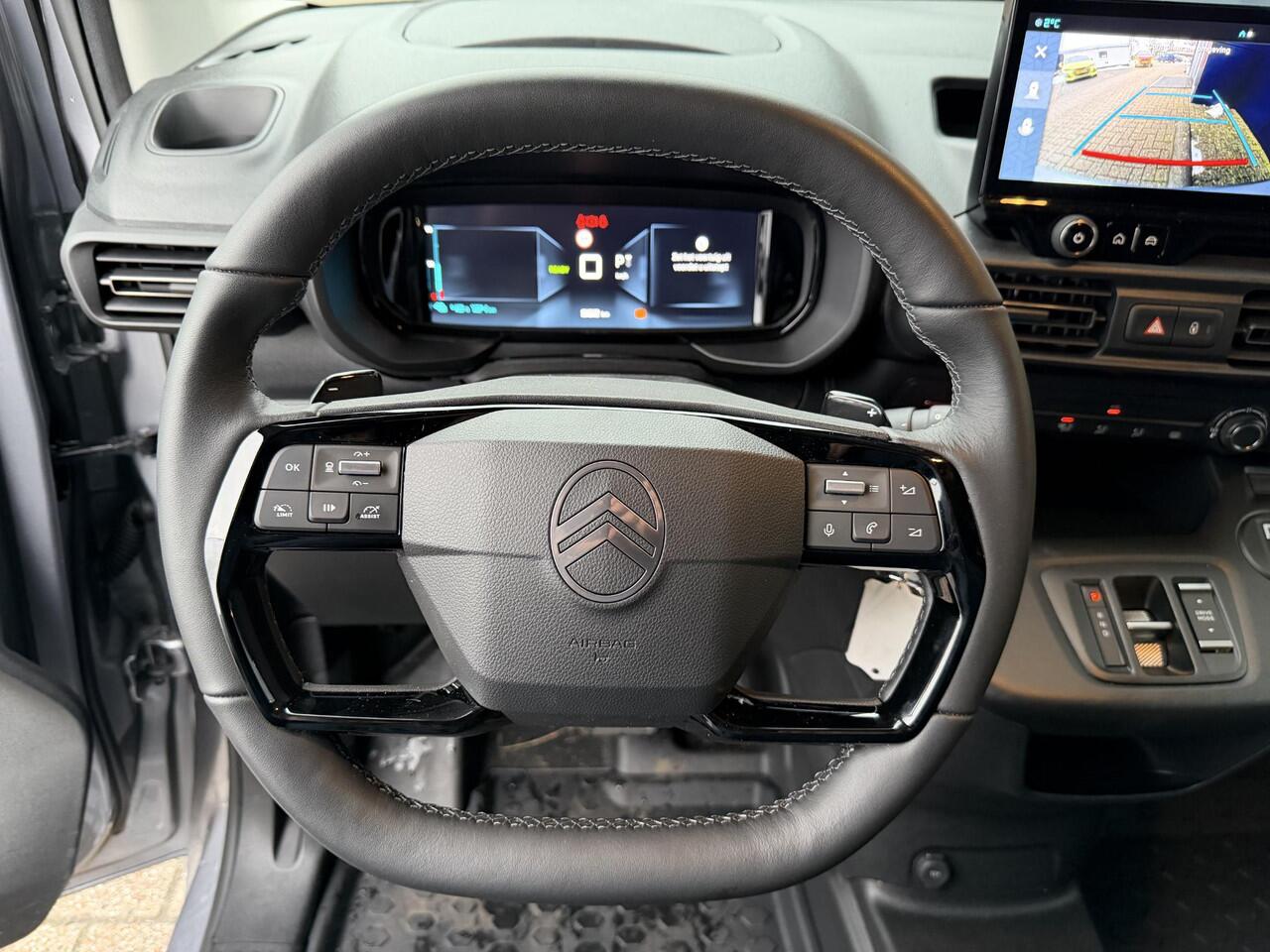 Citroen BERLINGO ë-Berlingo 136 PK L1 | Automaat | 100% Elektrisch | 3 zits | Pack Look | Navigatie | Achteruitrijcamera | Lichtmetalen Velgen | Parkeersensoren | Dodehoekdetectie | DAB | Vloer + zijwand bekleding | Trekhaak voorbereiding | Reservewiel |