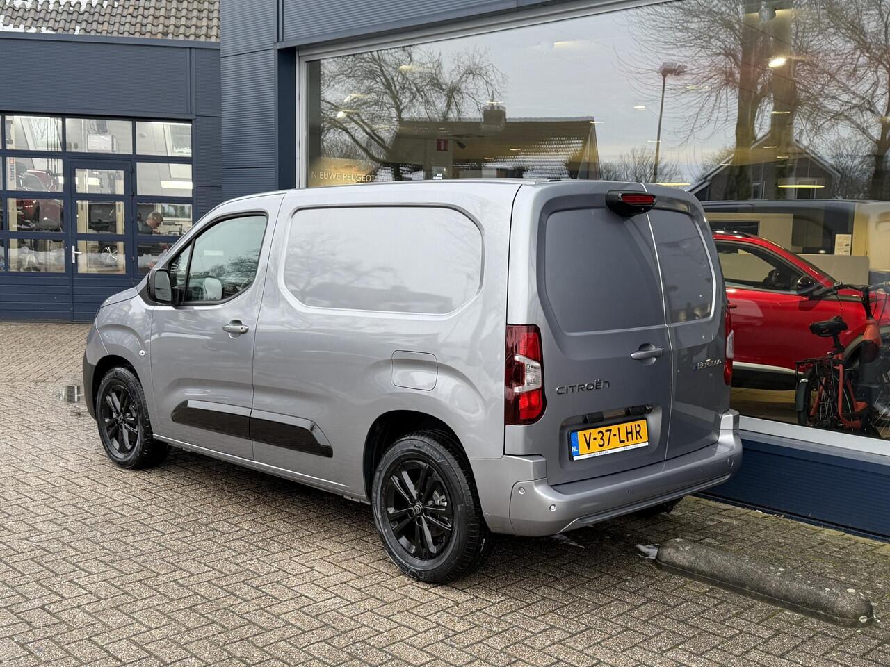 Citroen BERLINGO ë-Berlingo 136 PK L1 | Automaat | 100% Elektrisch | 3 zits | Pack Look | Navigatie | Achteruitrijcamera | Lichtmetalen Velgen | Parkeersensoren | Dodehoekdetectie | DAB | Vloer + zijwand bekleding | Trekhaak voorbereiding | Reservewiel |