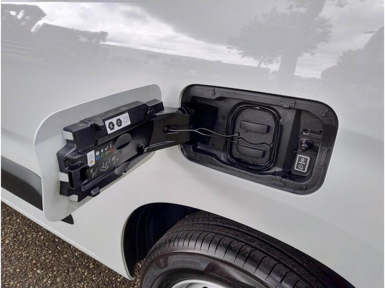 Citroen BERLINGO ë-Berlingo L1 50 kWh 136pk | 8 jaar garantie | 0% financial lease | Apple Carplay | Android Auto | Multimedia | Achteruitrijcamera | Parkeersensoren achter | Digital cockpit | Stuurwielbediening | Bestuurdersstoel comfort | Armsteun | van van ¤29.625 voor