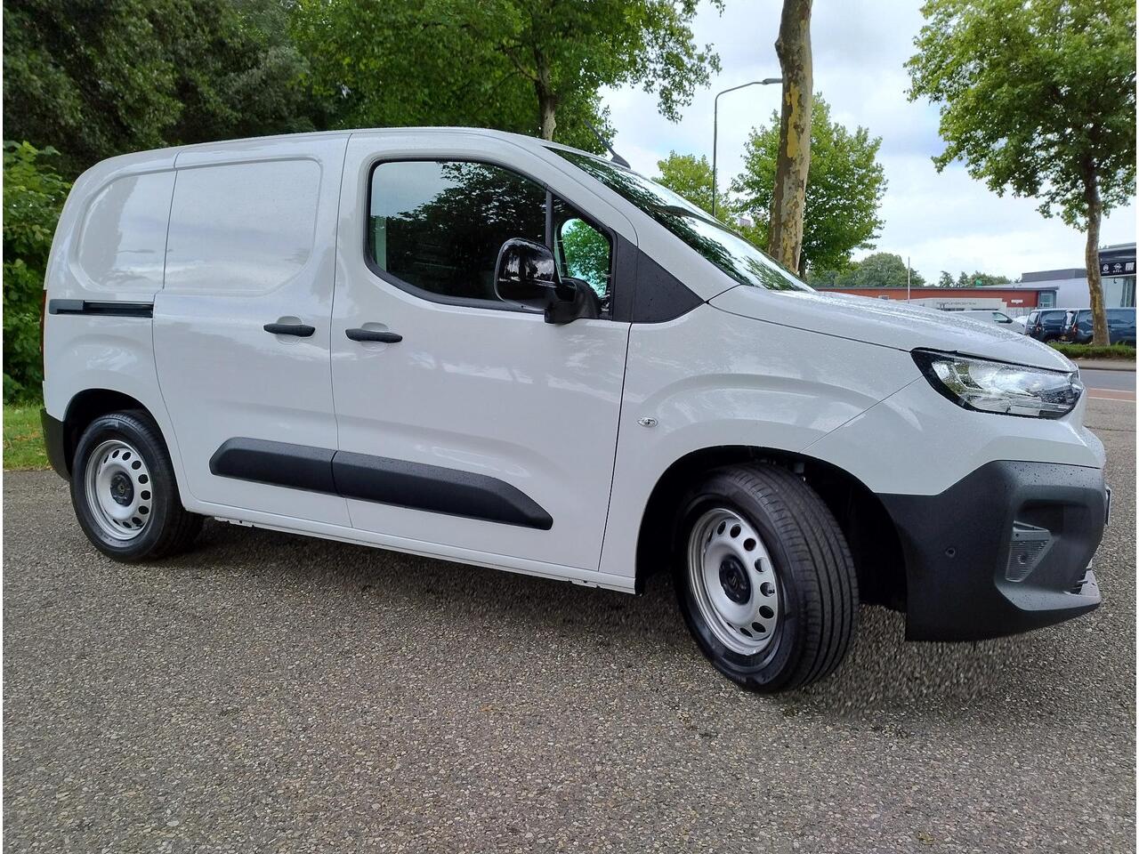 Citroen BERLINGO ë-Berlingo L1 50 kWh 136pk | 8 jaar garantie | 0% financial lease | Apple Carplay | Android Auto | Multimedia | Achteruitrijcamera | Parkeersensoren achter | Digital cockpit | Stuurwielbediening | Bestuurdersstoel comfort | Armsteun | van van ¤29.625 voor