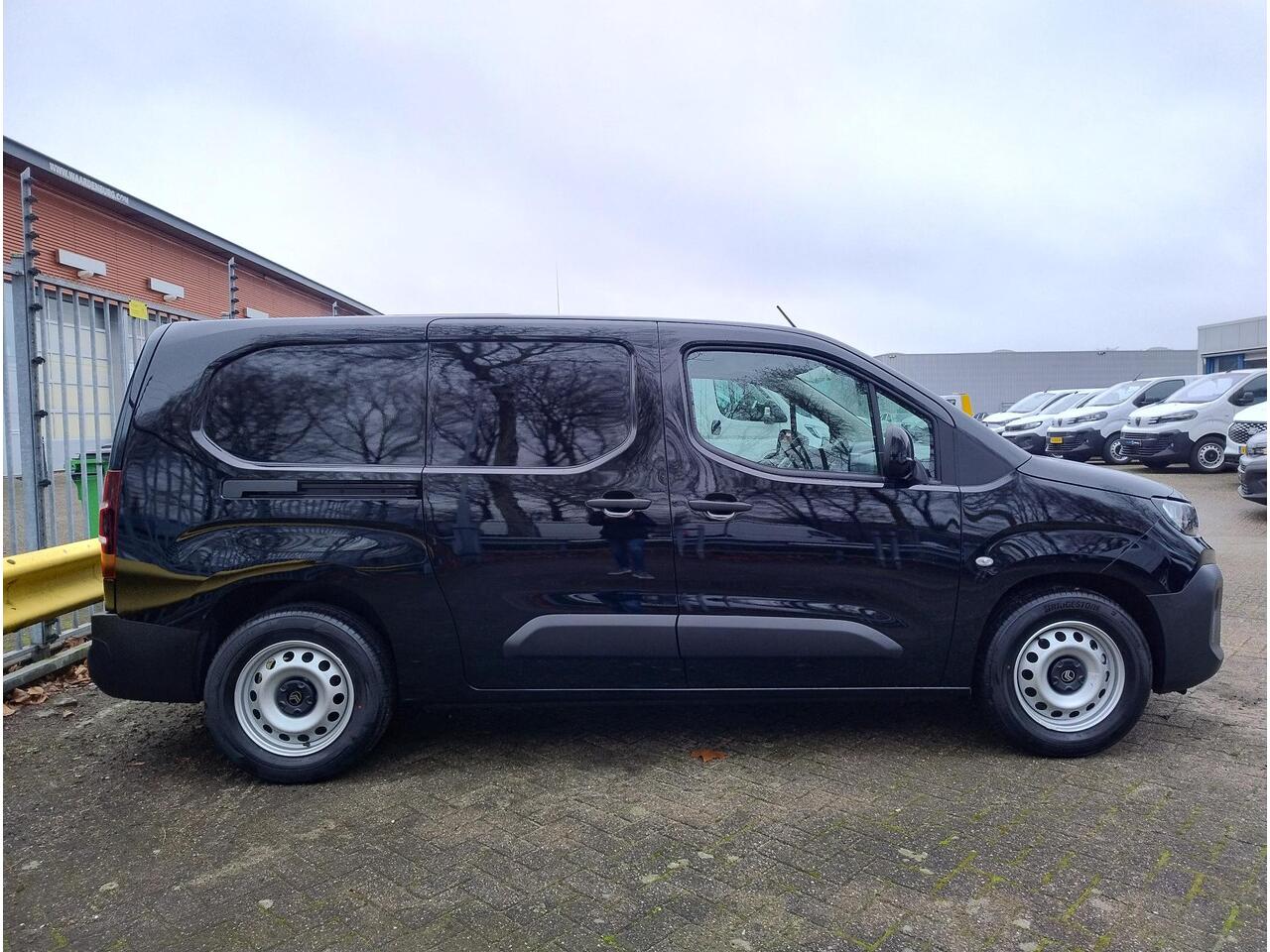 Citroen BERLINGO ë-Berlingo L2 50 kWh 136pk | 8 jaar garantie | 0% financial lease | Houten afwerking laadruimte | NAVI | Apple Carplay | Android Auto | Multimedia | Achteruitrijcamera | Parkeersensoren voor- en achter | Dode hoek detectie | Digital cockpit | Stuurwielbed