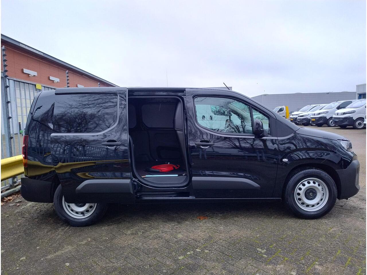 Citroen BERLINGO ë-Berlingo L2 50 kWh 136pk | 8 jaar garantie | 0% financial lease | Houten afwerking laadruimte | NAVI | Apple Carplay | Android Auto | Multimedia | Achteruitrijcamera | Parkeersensoren voor- en achter | Dode hoek detectie | Digital cockpit | Stuurwielbed