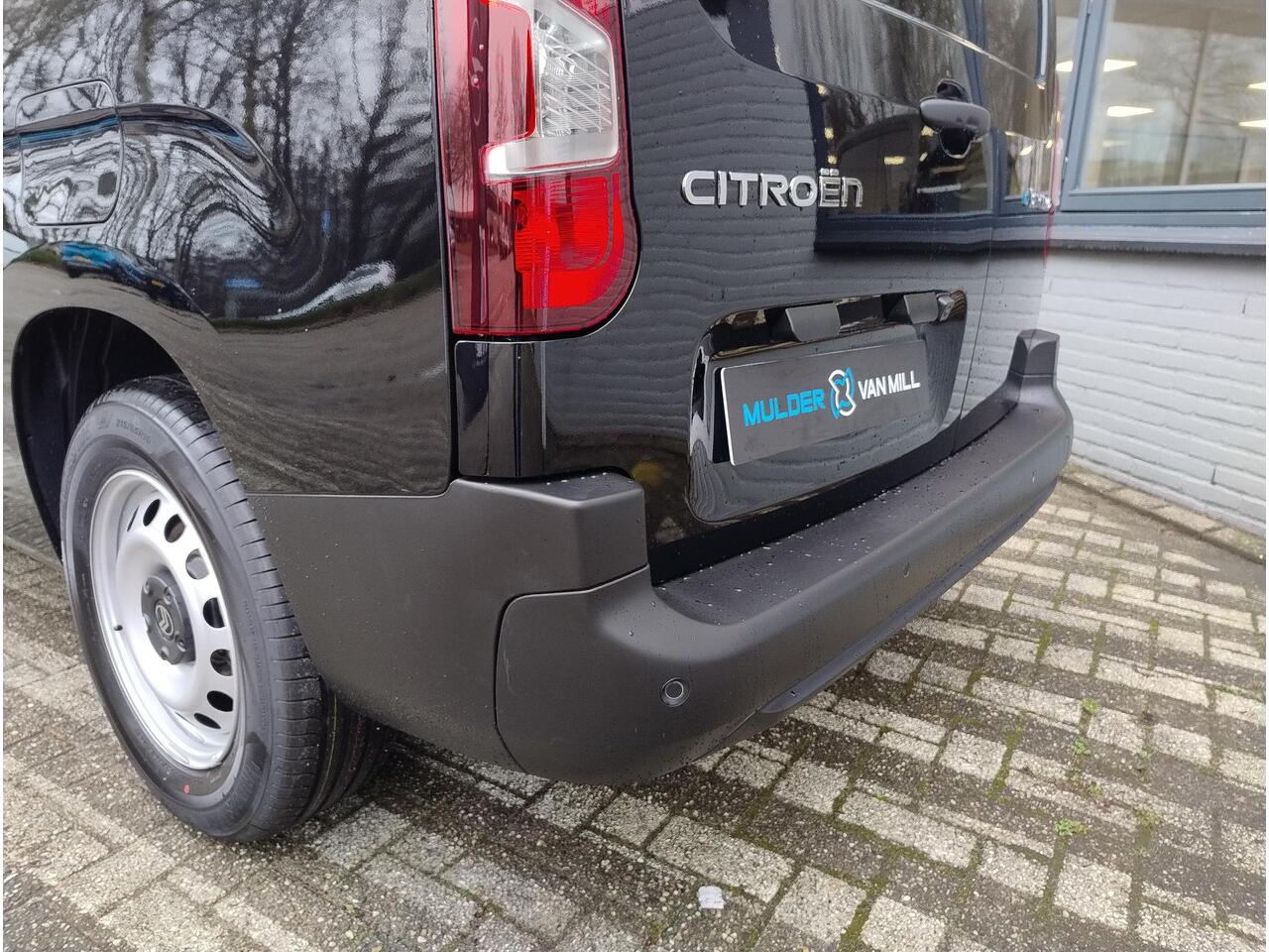 Citroen BERLINGO ë-Berlingo L2 50 kWh 136pk | 8 jaar garantie | 0% financial lease | Houten afwerking laadruimte | NAVI | Apple Carplay | Android Auto | Multimedia | Achteruitrijcamera | Parkeersensoren voor- en achter | Dode hoek detectie | Digital cockpit | Stuurwielbed