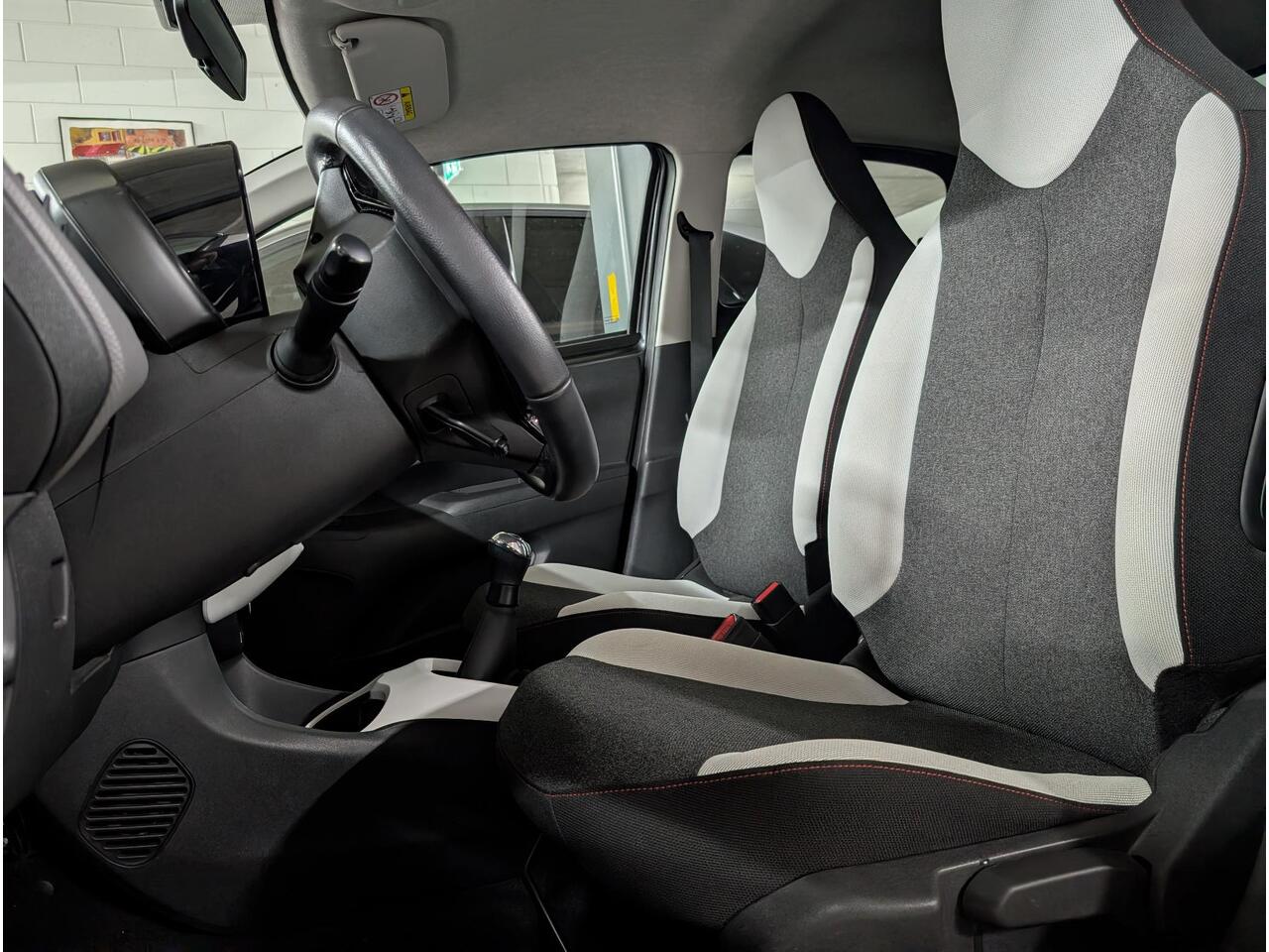 Citroen C1 5-deurs Millenium 1.0 e-VTi 72pk | APPLE CARPLAY / ANDROID AUTO | CAMERA | EXTRA GETINT RAMEN | LEDER STUUR | ISOFIX |