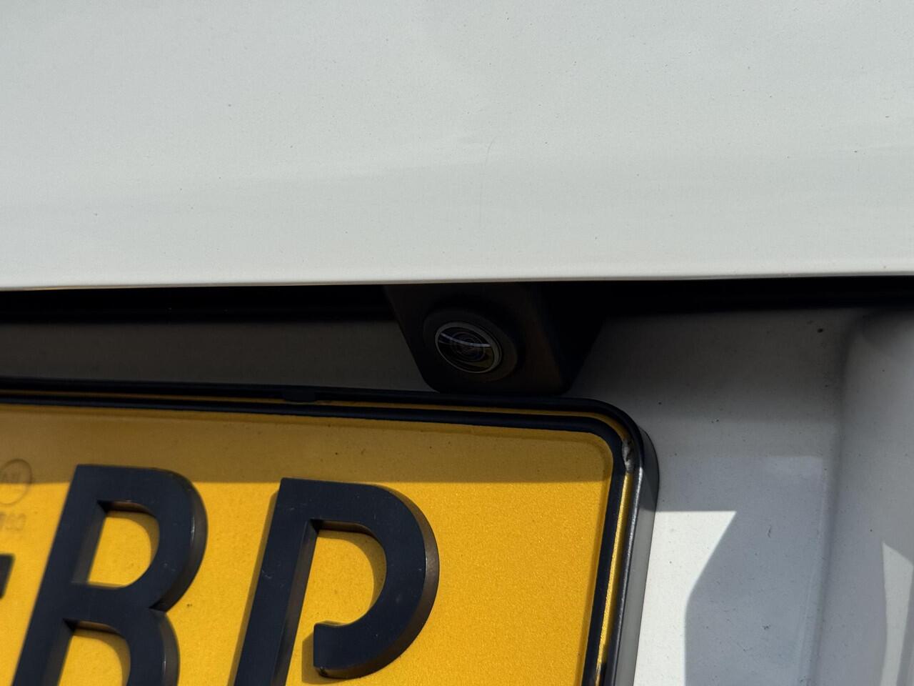 Citroen C3 Shine 1.2 PureTech 82PK Navigatie, Achteruitrijcamera, Keyless, Stoelverwarming, Parkeersensoren