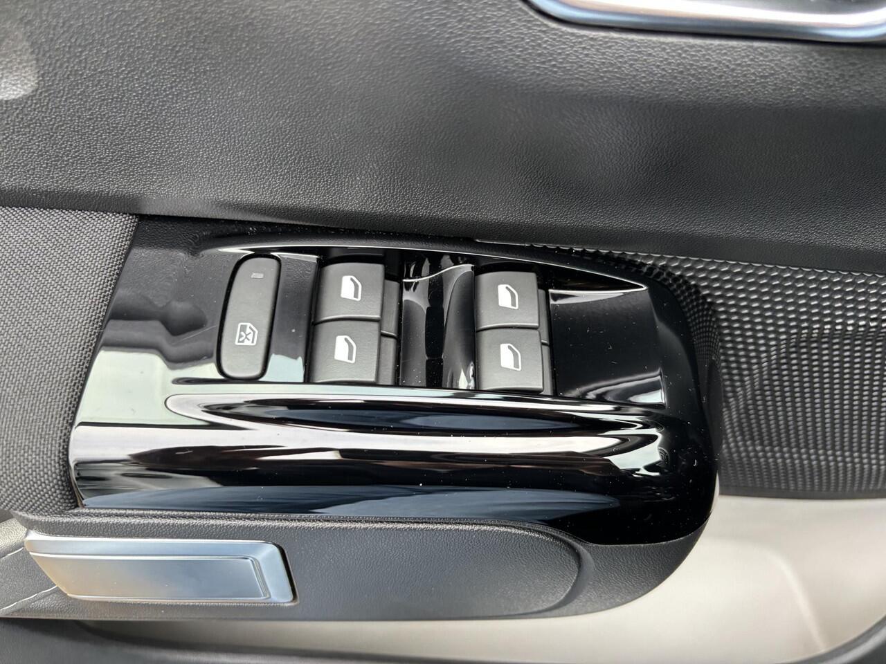 Citroen C3 1.2 PureTech Shine Apple Carplay/Duo-Tone/17"Velgen/Navi/Camera/GEEN AFLEVERKOSTEN