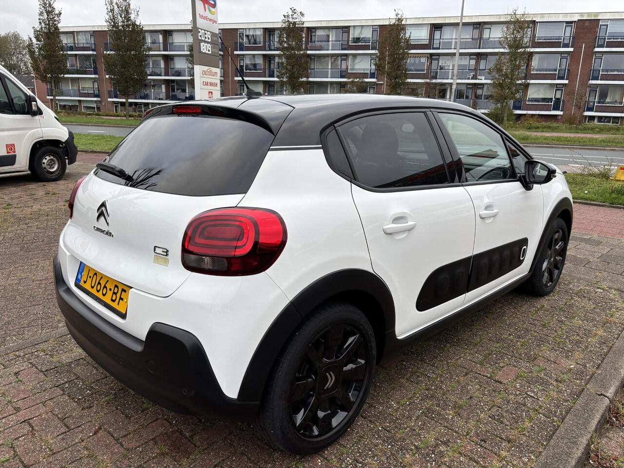 Citroen C3 1.2 PureTech Shine Apple Carplay/Duo-Tone/17"Velgen/Navi/Camera/GEEN AFLEVERKOSTEN