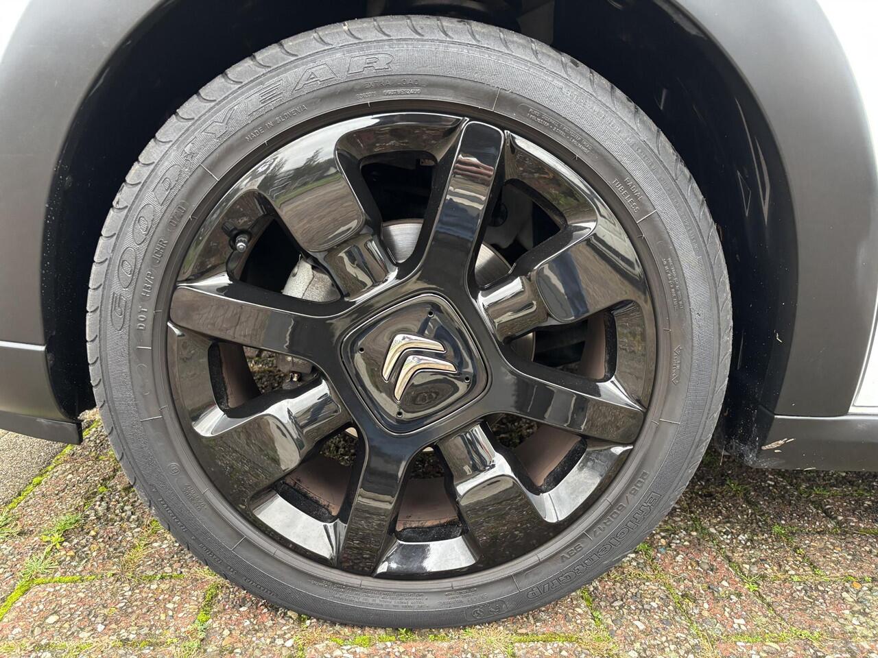 Citroen C3 1.2 PureTech Shine Apple Carplay/Duo-Tone/17"Velgen/Navi/Camera/GEEN AFLEVERKOSTEN