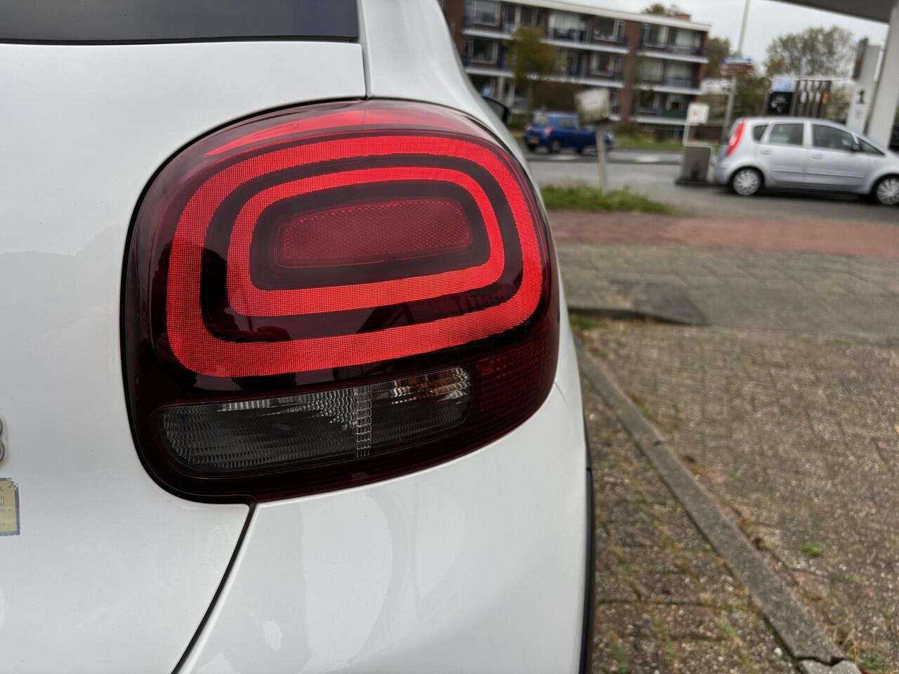 Citroen C3 1.2 PureTech Shine Apple Carplay/Duo-Tone/17"Velgen/Navi/Camera/GEEN AFLEVERKOSTEN