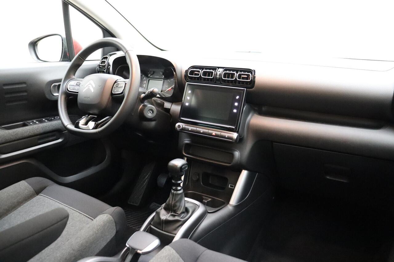 Citroen C3 Aircross 1.2 PureTech C-Series 110 PK | Navigatie | Climate control | Trekhaak | Parkeersensoren | Getint glas | Hoge instap | Dakrails | Cruise control