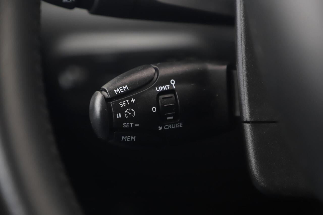 Citroen C3 1.2 PureTech Shine Navigatie Achteruitrijcamera 17 inch LMV Carplay Android Clima Cruise Rijstrooksensor