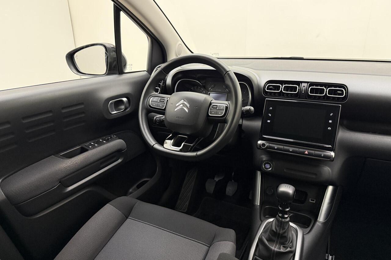 Citroen C3 Aircross 1.2 PureTech Shine 110 Pk | Navigatie | Climate control | Camera | Weinig kilometers | Lichtmetalen velgen | Extra getint glas | Dakrails