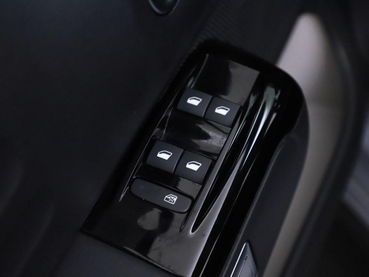 Citroen C3 1.2 PureTech Shine Camera/Nav/H.Leder/Ecc/Led