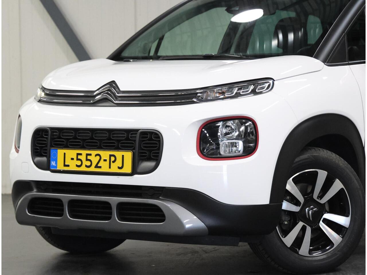 Citroen C3 Aircross 1.2 C-Series 110PK | Navigatie | Climate Control | Cruise Control | Parkeersensoren Achter | DAB ontvanger | 16" Lichtmetalen Velgen | AppleCarplay/AndroidAuto | Isofix | Privacy Glass |