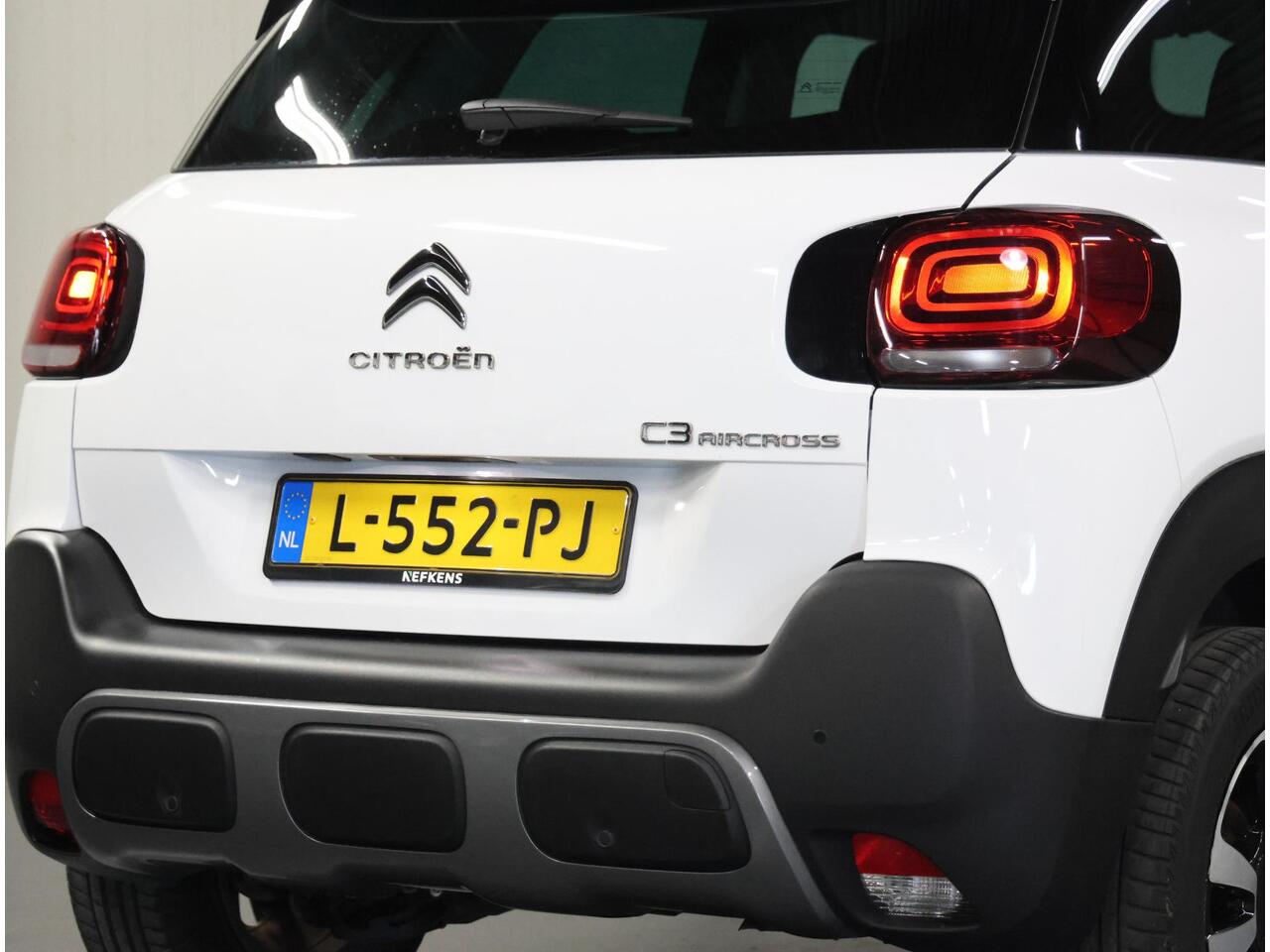 Citroen C3 Aircross 1.2 C-Series 110PK | Navigatie | Climate Control | Cruise Control | Parkeersensoren Achter | DAB ontvanger | 16" Lichtmetalen Velgen | AppleCarplay/AndroidAuto | Isofix | Privacy Glass |