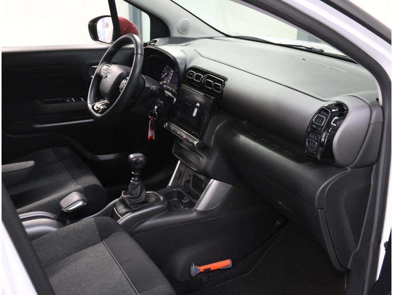 Citroen C3 Aircross 1.2 C-Series 110PK | Navigatie | Climate Control | Cruise Control | Parkeersensoren Achter | DAB ontvanger | 16" Lichtmetalen Velgen | AppleCarplay/AndroidAuto | Isofix | Privacy Glass |