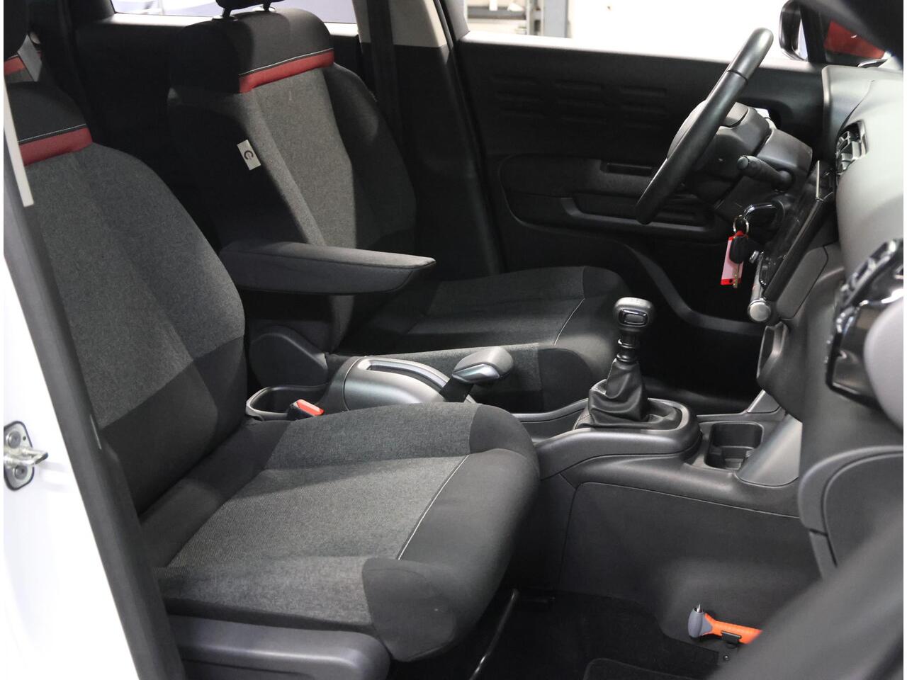Citroen C3 Aircross 1.2 C-Series 110PK | Navigatie | Climate Control | Cruise Control | Parkeersensoren Achter | DAB ontvanger | 16" Lichtmetalen Velgen | AppleCarplay/AndroidAuto | Isofix | Privacy Glass |