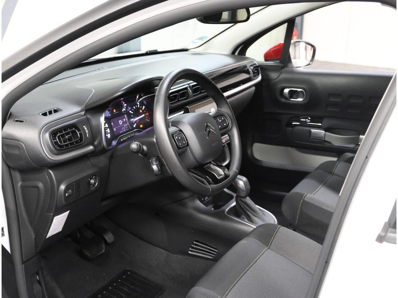 Citroen C3 1.2 110PK Shine | AUTOMAAT | AppleCarplay/AndroidAuto | Camera | Cruise Control | Privacy Glass | Navigatie | 17"LMV | Isofix | Two-Tone | Parkeersensoren |