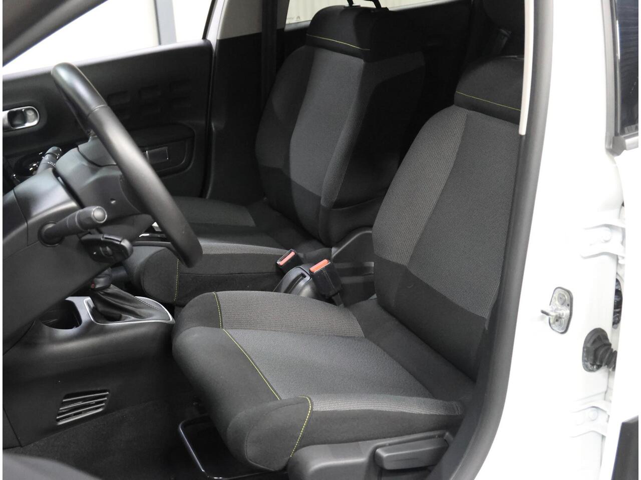 Citroen C3 1.2 110PK Shine | AUTOMAAT | AppleCarplay/AndroidAuto | Camera | Cruise Control | Privacy Glass | Navigatie | 17"LMV | Isofix | Two-Tone | Parkeersensoren |