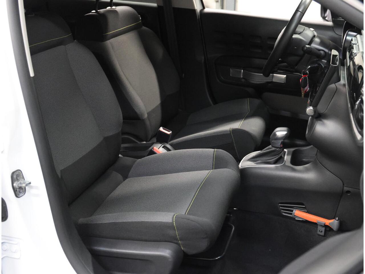 Citroen C3 1.2 110PK Shine | AUTOMAAT | AppleCarplay/AndroidAuto | Camera | Cruise Control | Privacy Glass | Navigatie | 17"LMV | Isofix | Two-Tone | Parkeersensoren |