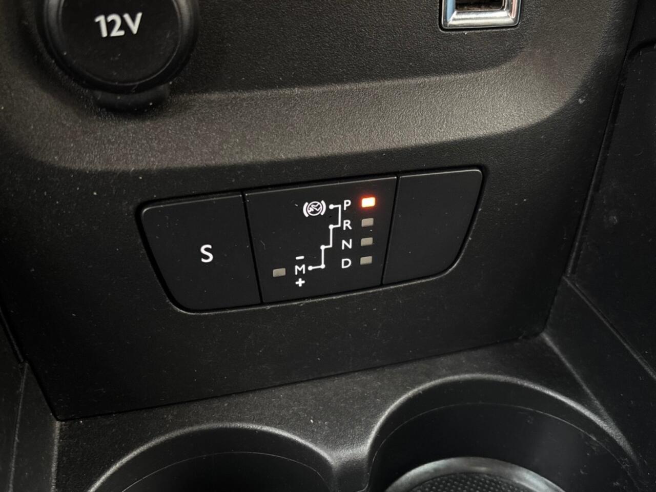 Citroen C3 1.2 PT SHINE AUTOMAAT AIRCO NAVI PDC-CAMERA TWOTONE.