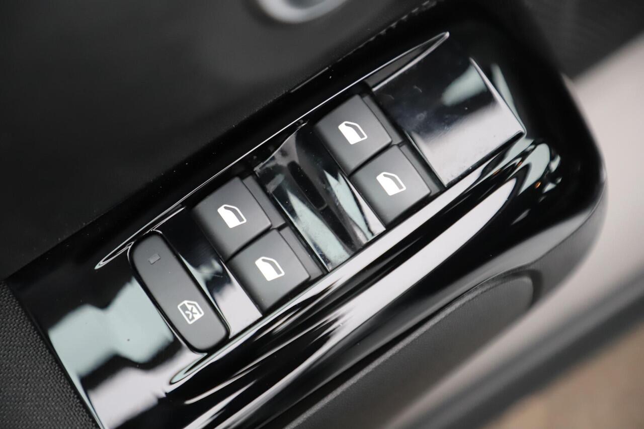 Citroen C3 1.2 PureTech Shine Navigatie Achteruitrijcamera 17 inch LMV Carplay Android Climate Cruise Control Rijstrooksensor Parkeersensor