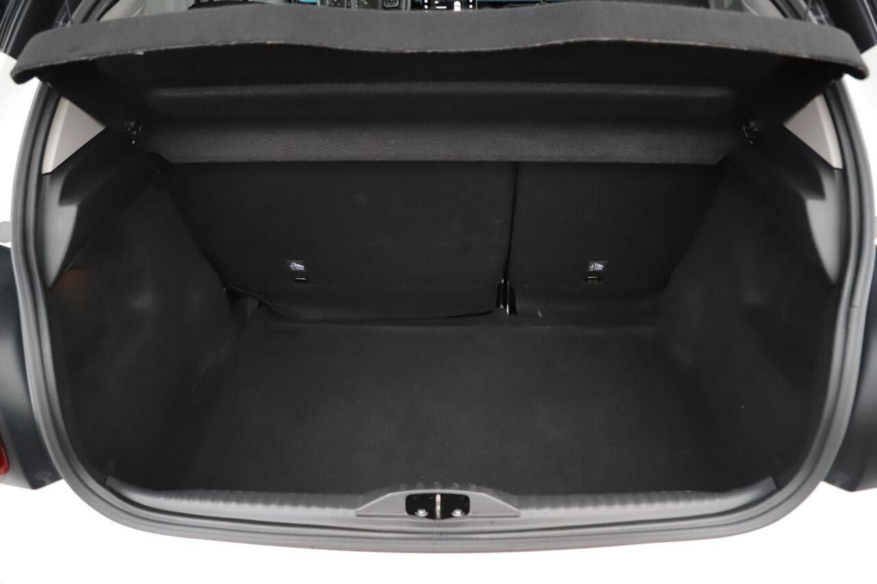 Citroen C3 1.2 PureTech Shine Navigatie Achteruitrijcamera 17 inch LMV Carplay Android Climate Cruise Control Rijstrooksensor Parkeersensor