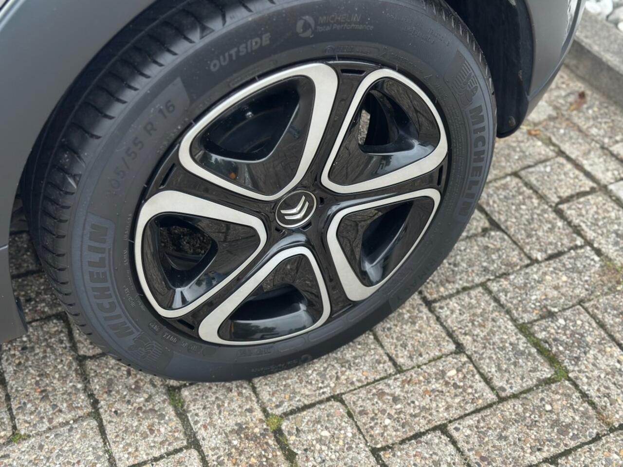 Citroen C3 1.2 PureTech Feel '' Infotainmentsystem - PDC - CC - USB ''