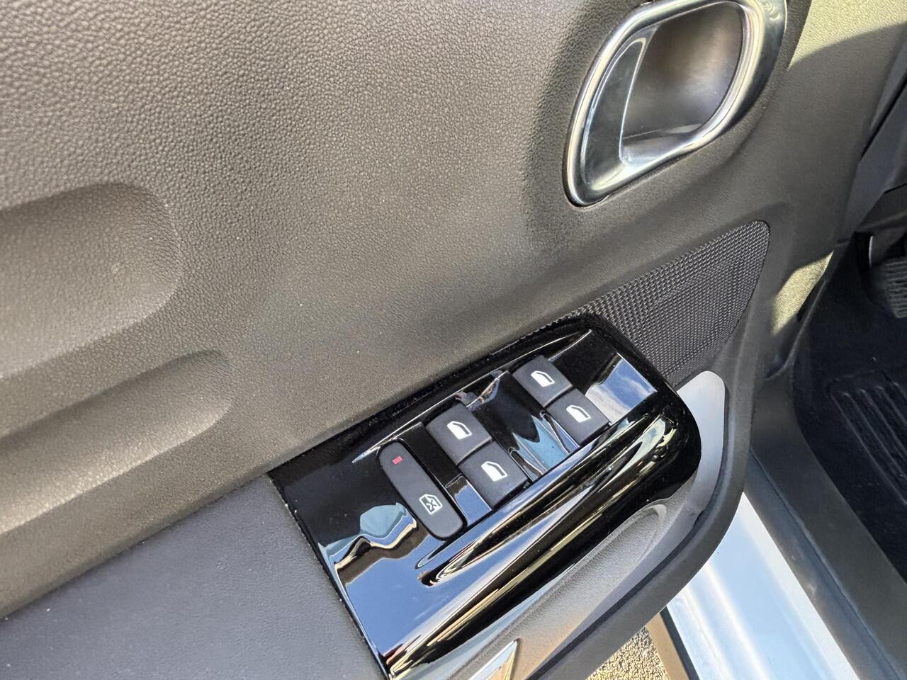 Citroen C3 1.2 PureTech Shine Apple carplay/Android auto | Trekhaak | Climate control | Cruise control | Lichtmetalen velgen 17'' | Achteruitrijcamera |