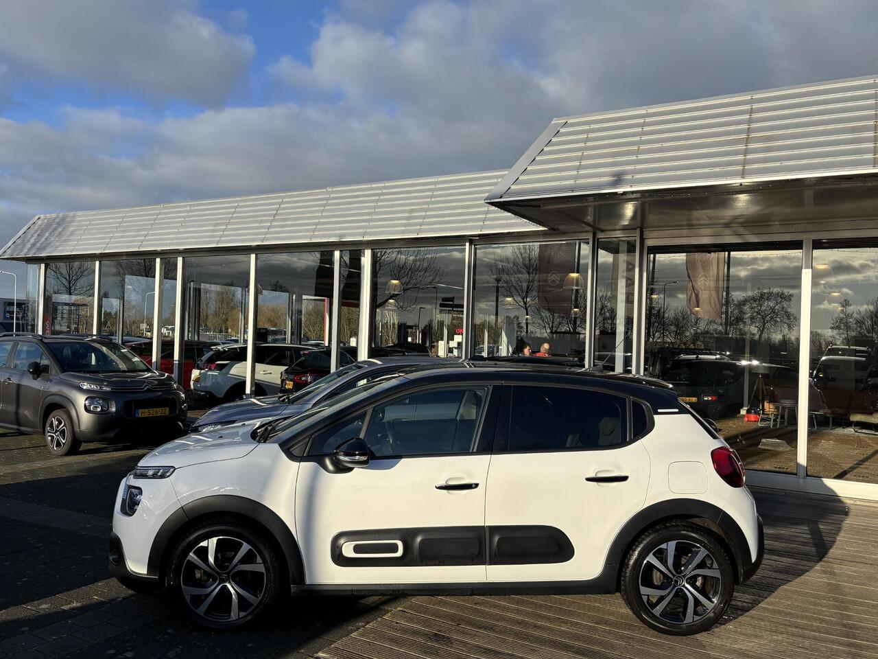 Citroen C3 1.2 PureTech Shine Apple carplay/Android auto | Trekhaak | Climate control | Cruise control | Lichtmetalen velgen 17'' | Achteruitrijcamera |