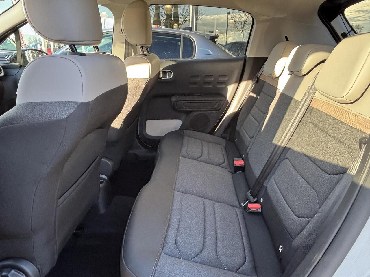 Citroen C3 1.2 PureTech Shine Apple carplay/Android auto | Trekhaak | Climate control | Cruise control | Lichtmetalen velgen 17'' | Achteruitrijcamera |