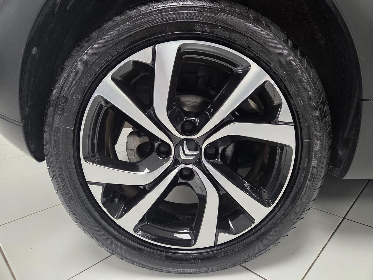 Citroen C3 1.2 PureTech ELLE | ALL-IN RIJKLAAR | Luxe uitvoering | Automaat | Origin. leerpakket | Navi | Camera | Duo-Tone | 17"Velgen