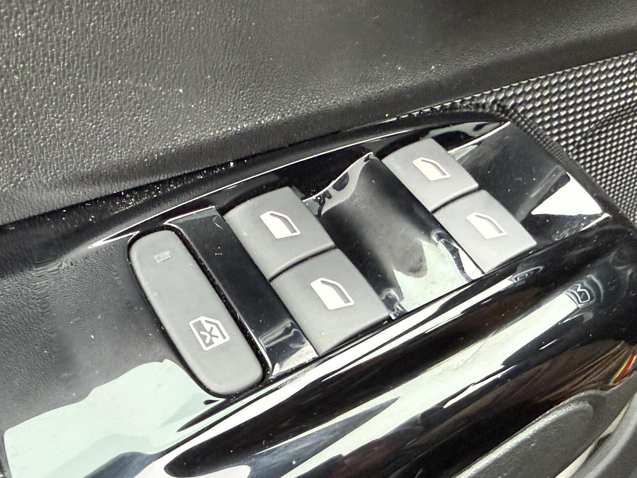 Citroen C3 1.2 PureTech ELLE | ALL-IN RIJKLAAR | Luxe uitvoering | Automaat | Origin. leerpakket | Navi | Camera | Duo-Tone | 17"Velgen