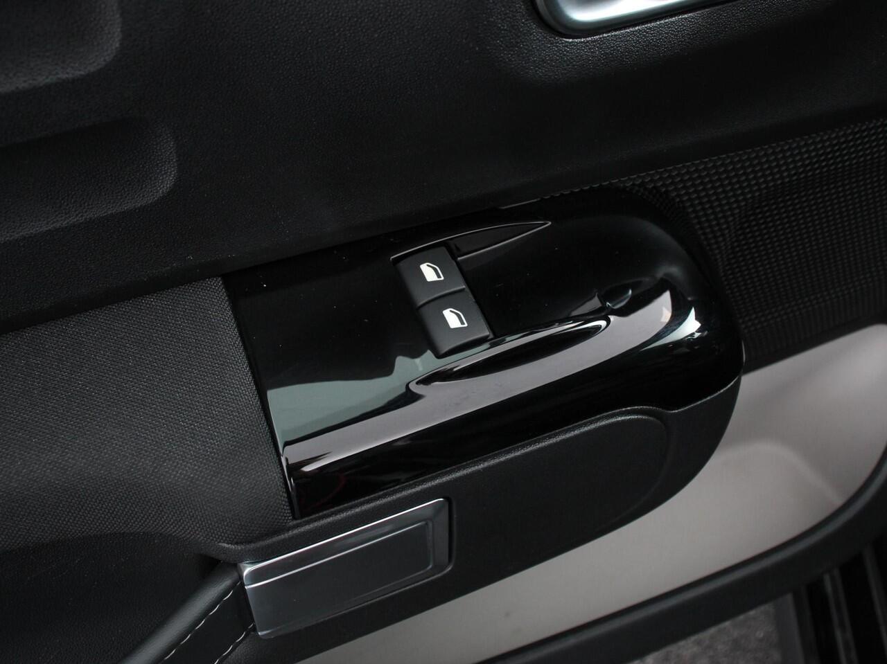 Citroen C3 1.2 PureTech Max Automaat Airco Navigatie d.m.v.Apple carplay / Android Auto Parksensoren Lichtmetalen Velgen