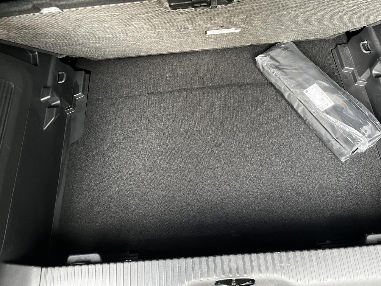 Citroen C3 Aircross Shine Pack 1.2 Turbo 110pk | LEDER | STOELVERW. | KEYLESS ENTRY | HEAD-UP DISPLAY | 17" LM-VELGEN | NAVI | CAMERA | ALL-SEASONBANDEN