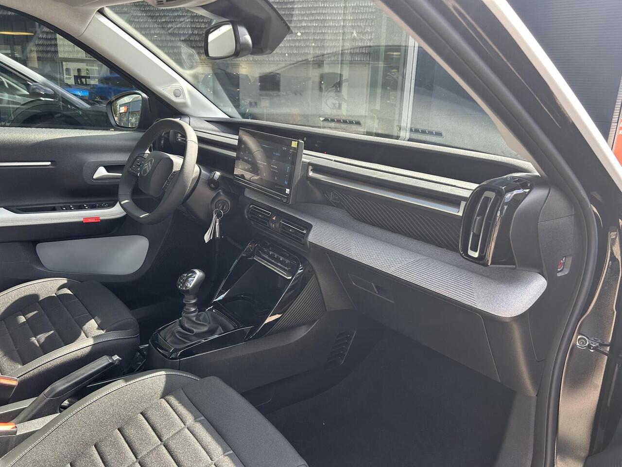 Citroen C3 1.2 Turbo 100pk Max | ¤ 2.000 VOORRAAD VOORDEEL | Nieuwe Auto | Navigatie | Parkeer Camera + Sensoren achterzijde | Lichtmetalen Velgen| Hoge zitpositie | LED Verlichting | Contrastkleur Dak | Climate control | Cruise control | DAB+ Radio |