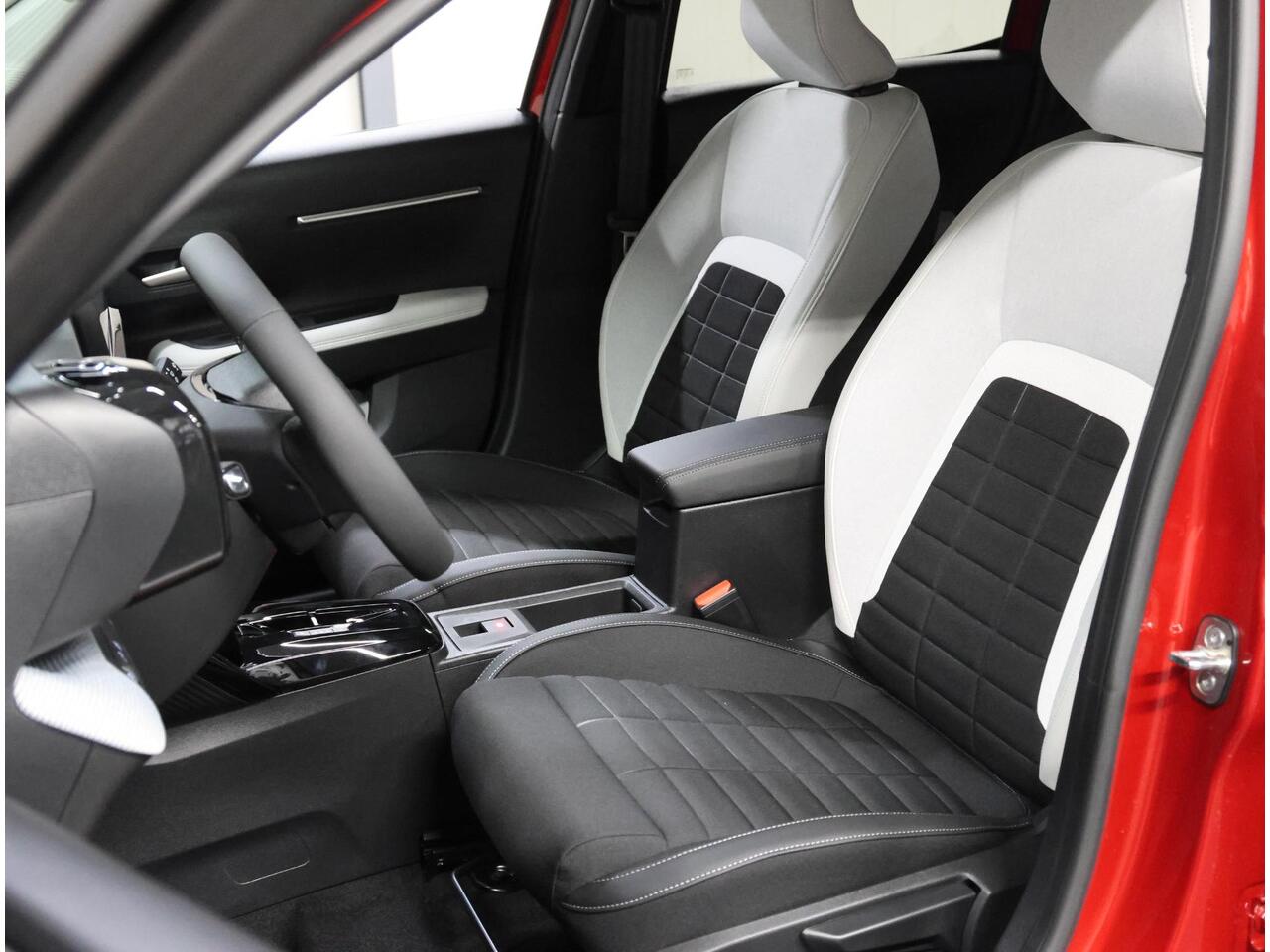 Citroen C3 Ë-C3 Max 113pk 44 kWh | Incl. ¤2.500,- Korting! | Camera | ClimateControl | Navigatie | CruiseControl | AppleCarPlay/AndroidAuto | Comfortstoelen |