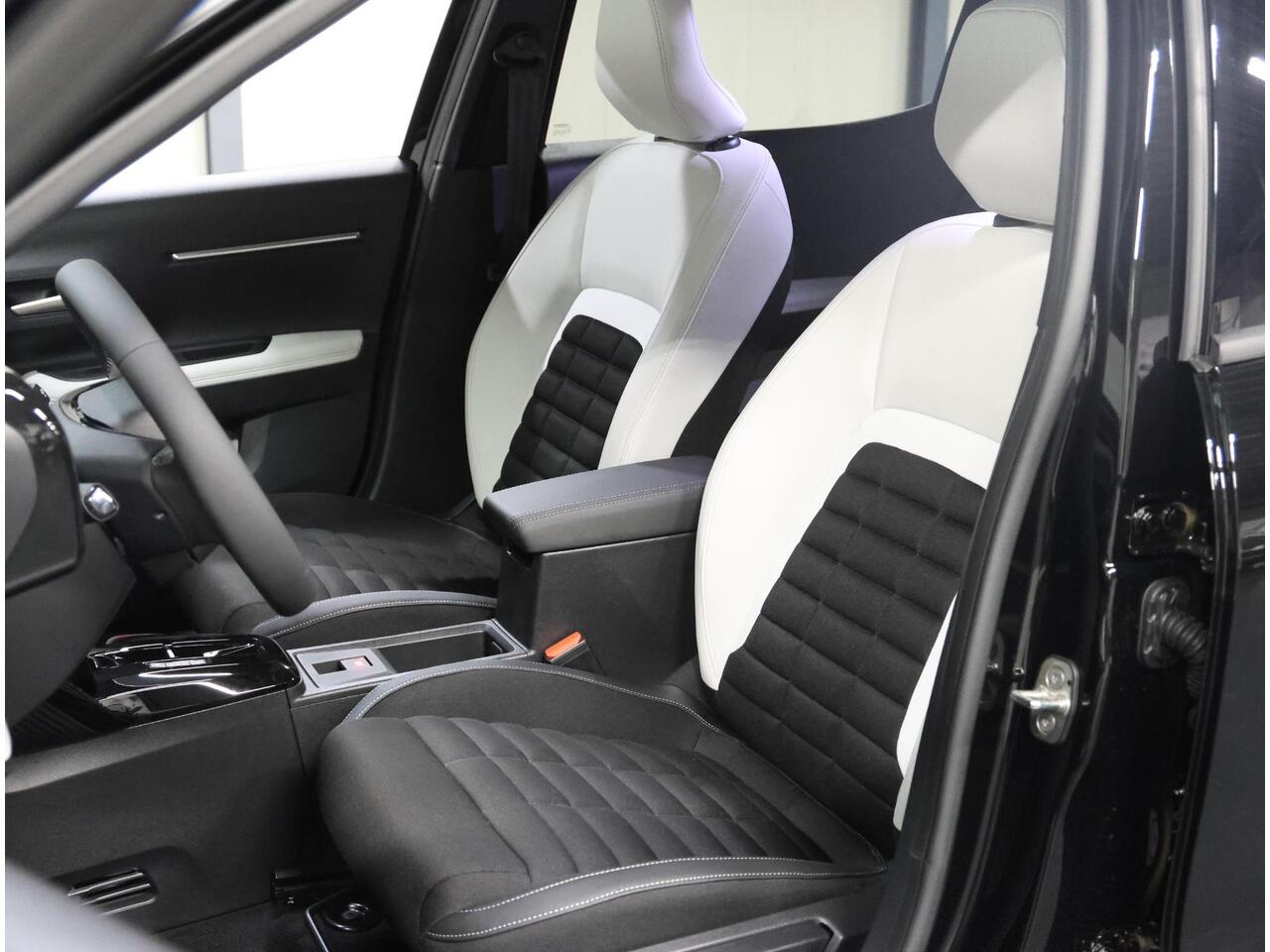 Citroen C3 Ë-C3 Aircross Max 113pk Comfort Range 44 kWh | Navigatie | ClimateControl | Camera | AppleCarPlay/AndroidAuto | CruiseControl | Comfortstoelen |