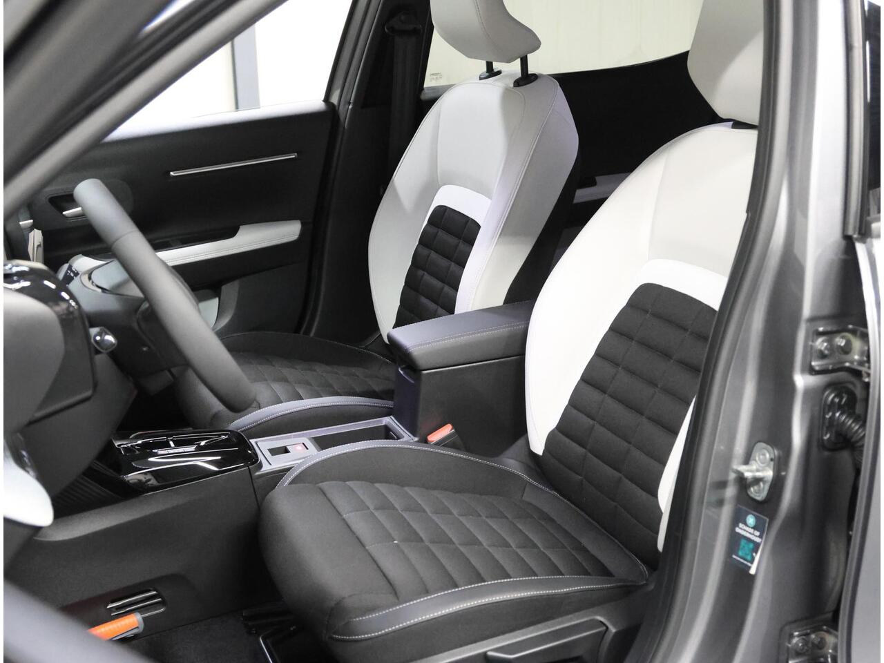 Citroen C3 Aircross 1.2 Hybrid 136PK Max | 1ste eigenaar | AppleCarPlay/AndroidAuto | Climate Control | Camera | Cruise Control | LED Verlichting | Regensensor | Two-tone | Isofix | Privacy Glass | Parkeersenoren |