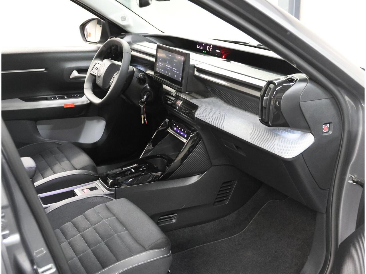 Citroen C3 Aircross 1.2 Hybrid 136PK Max | 1ste eigenaar | AppleCarPlay/AndroidAuto | Climate Control | Camera | Cruise Control | LED Verlichting | Regensensor | Two-tone | Isofix | Privacy Glass | Parkeersenoren |